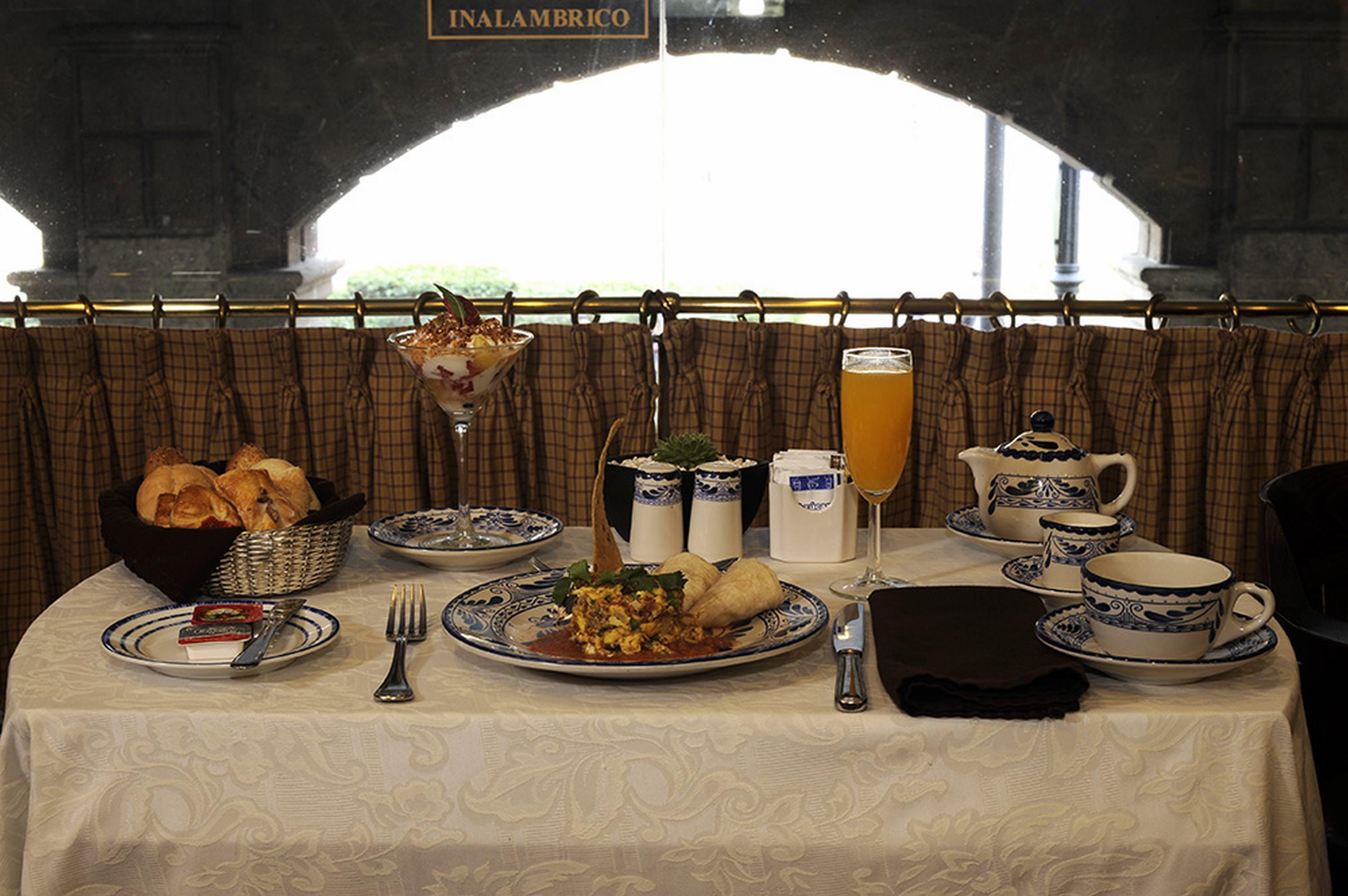 Gran Hotel Ciudad De Mexico Zocalo View מראה חיצוני תמונה A typical breakfast at the restaurant