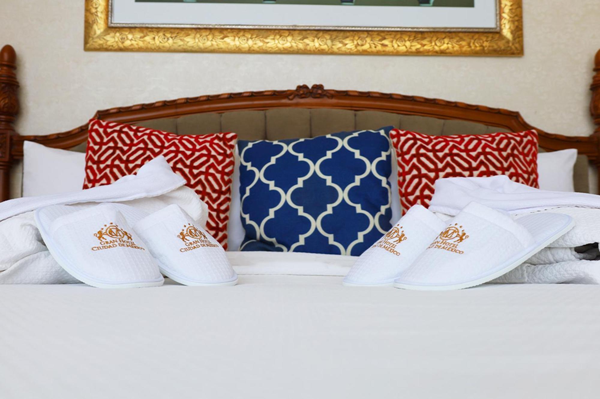 Gran Hotel Ciudad De Mexico Zocalo View מראה חיצוני תמונה A bed with pillows